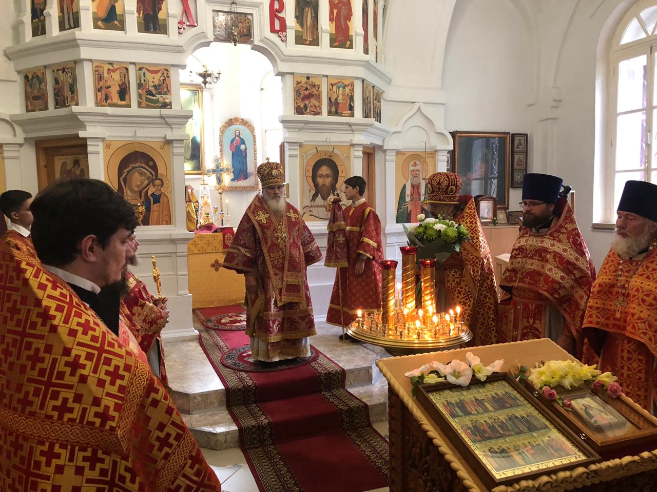 Митрополит Вениамин (на покое) совершил литургию в Рождество-Богородицком женском монастыре
