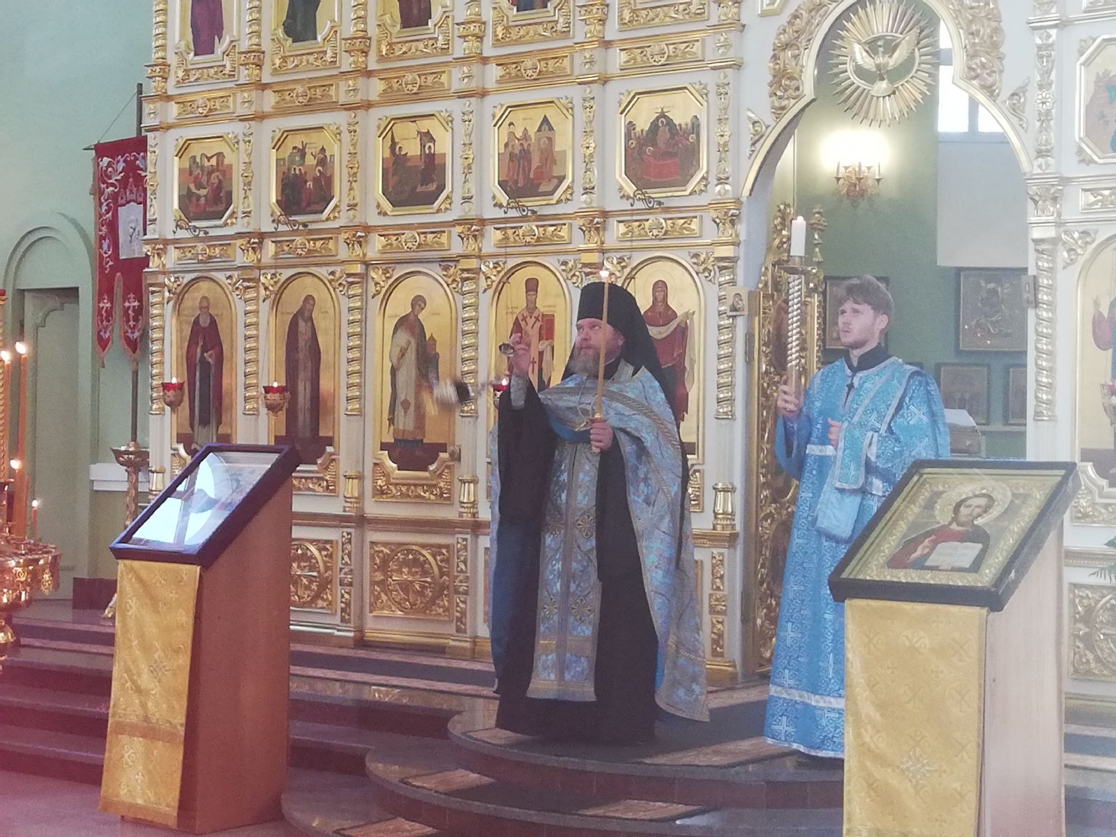 В праздничный день прихожане собрались в Духовно-просветительском центре Покровского собора