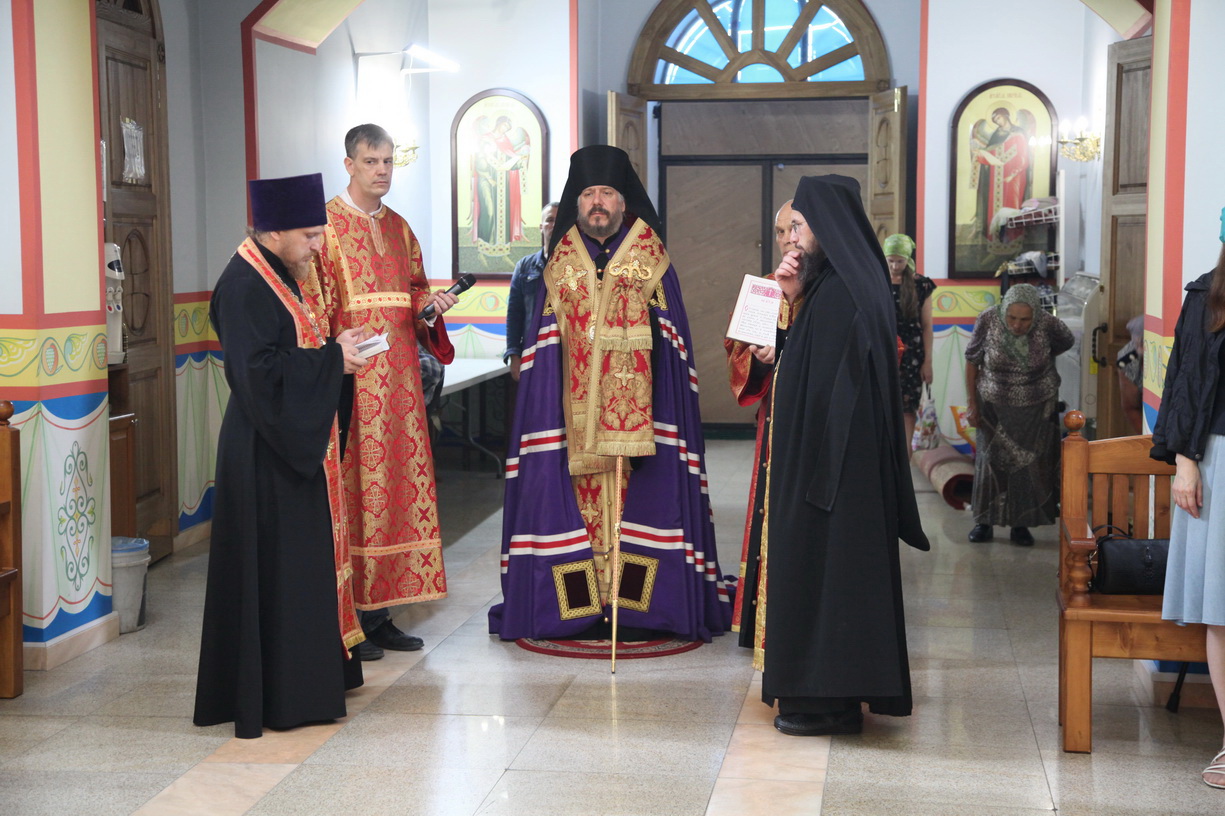 В канун праздника великомученика и целителя Пантелеимона епископ Николай совершил всенощное бдение в Кафедральном Соборе.