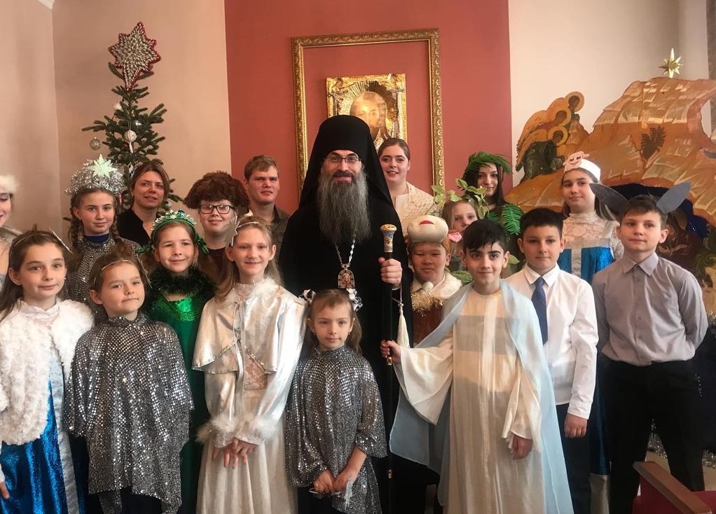Епископ Уссурийский Иннокентий посетил утренник в воскресной школе