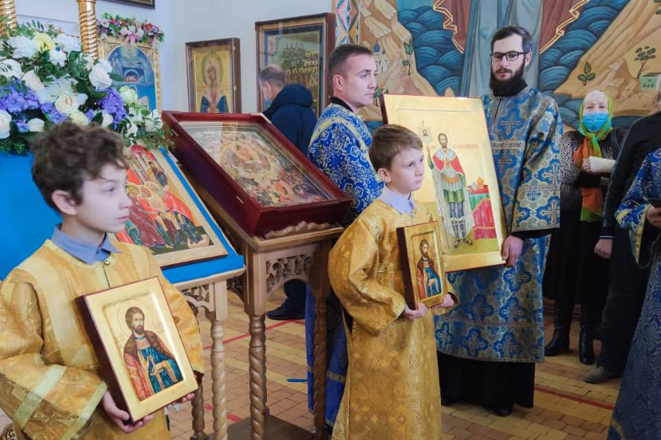 В храме Порт-Артурской иконы Божией матери освятили иконы святого благоверного Александра Невского