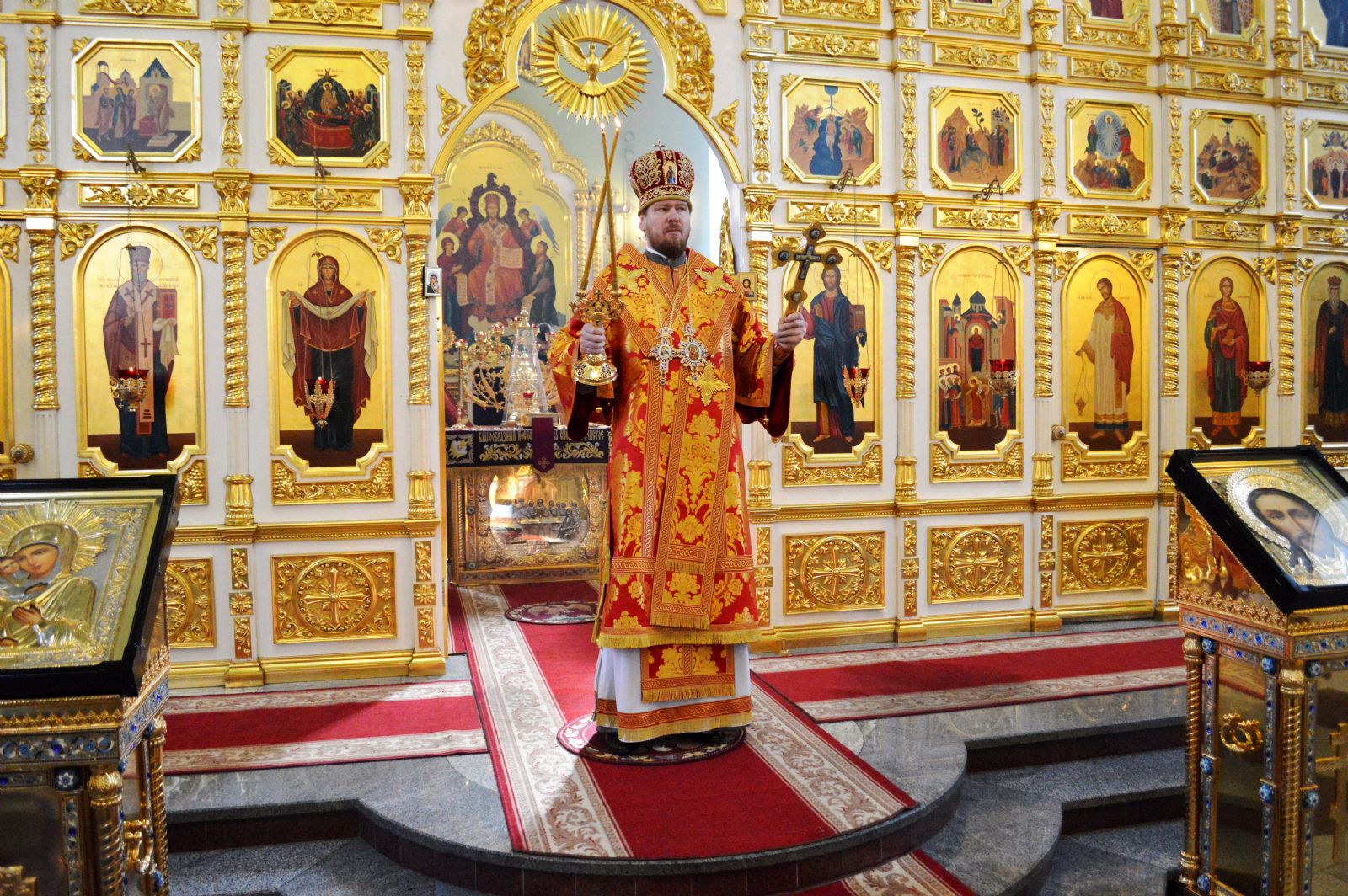 В Неделю апостола Фомы митрополит Владимир совершил Божественную литургию в Покровском соборе