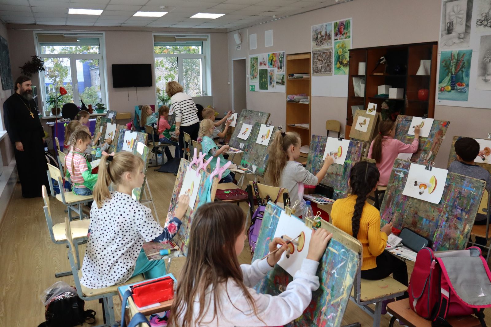 Серия мастер-классов по акварели прошла в образовательных учреждениях Владивостока