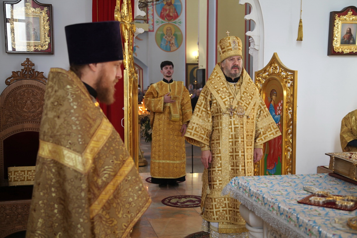 В неделю 18-ю по Пятидесятнице епископ Находкинский и Преображенский Николай совершил Божественную литургию в Казанском Кафедральном соборе г. Находки.