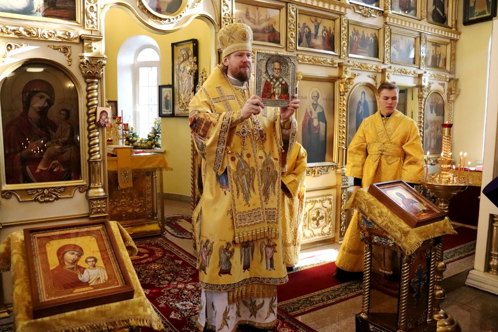 Глава Приморской митрополии совершил Божественную литургию в день престольного праздника храма святителя Николая Чудотворца