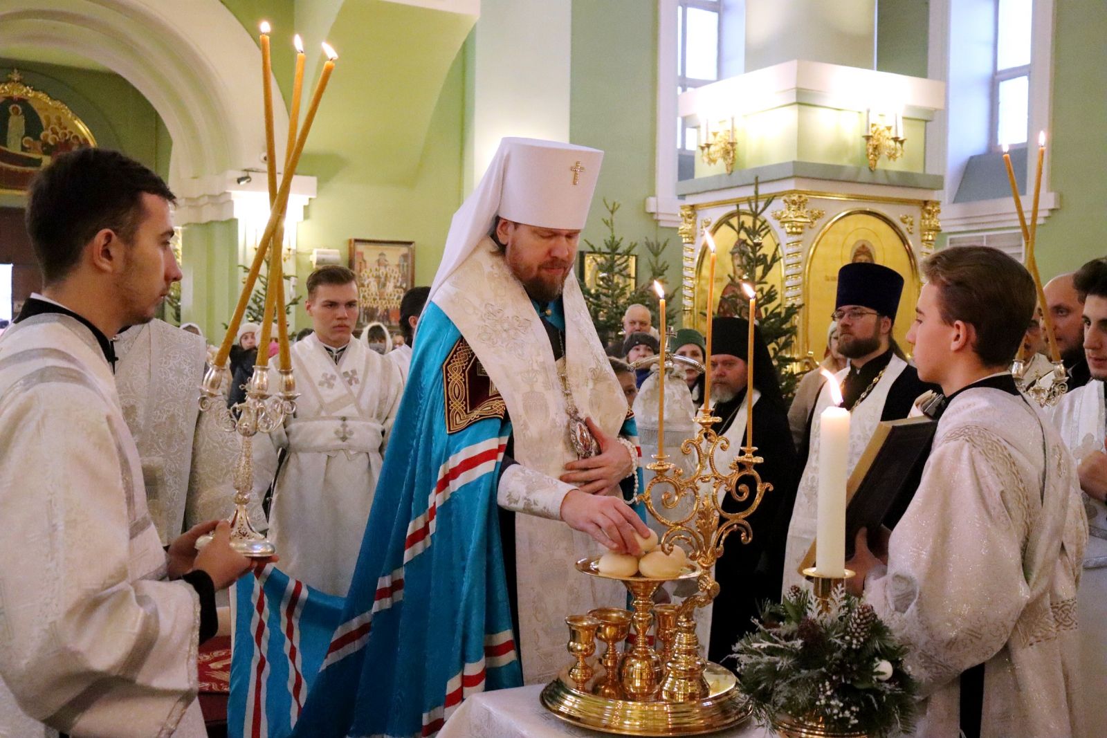 Глава Приморской митрополии в канун праздника Рождества Христова совершил всенощное бдение в Покровском соборе