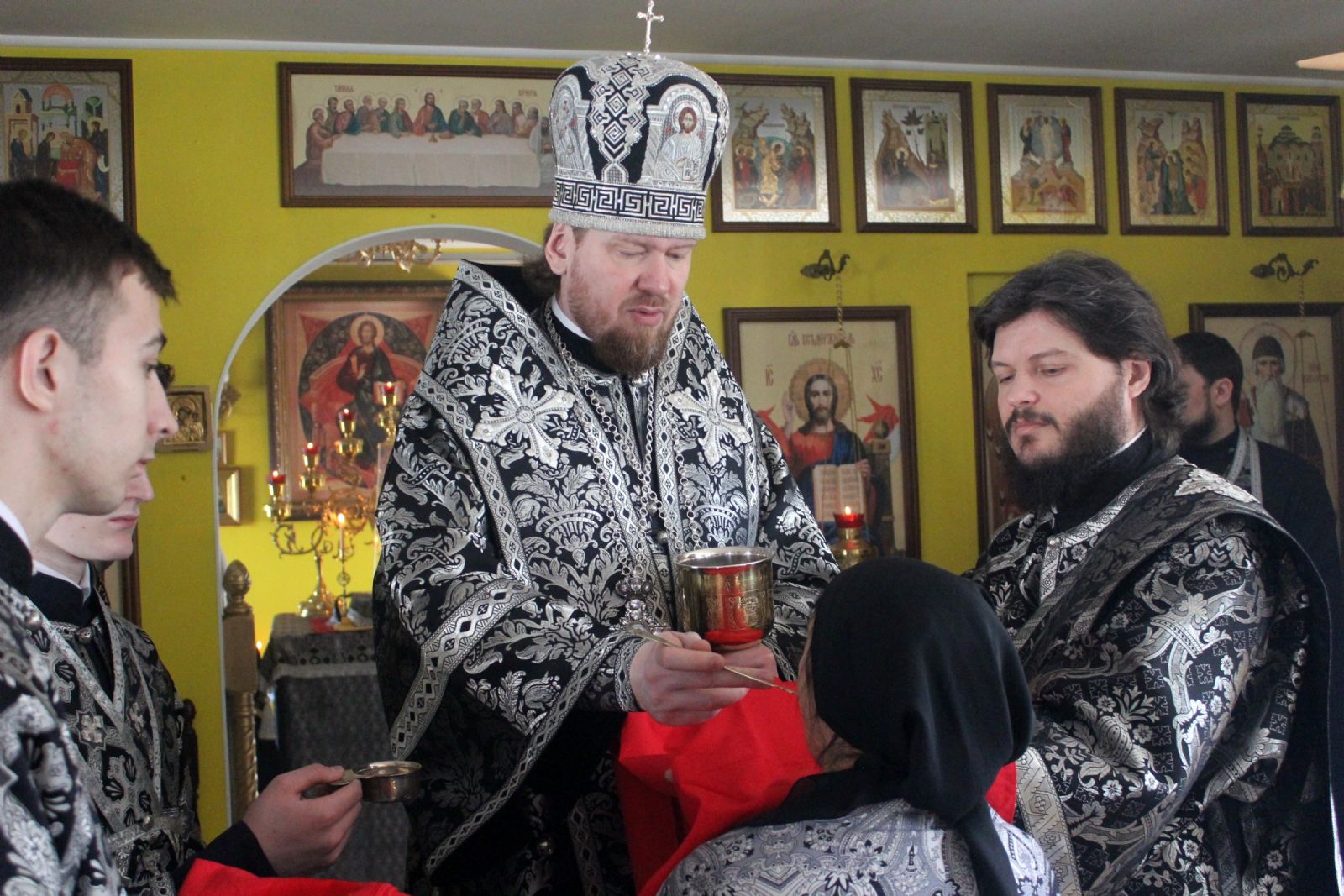 Митрополит Владимир совершил Литургию Преждеосвященных Даров в храме святителя Спиридона Тримифунтского
