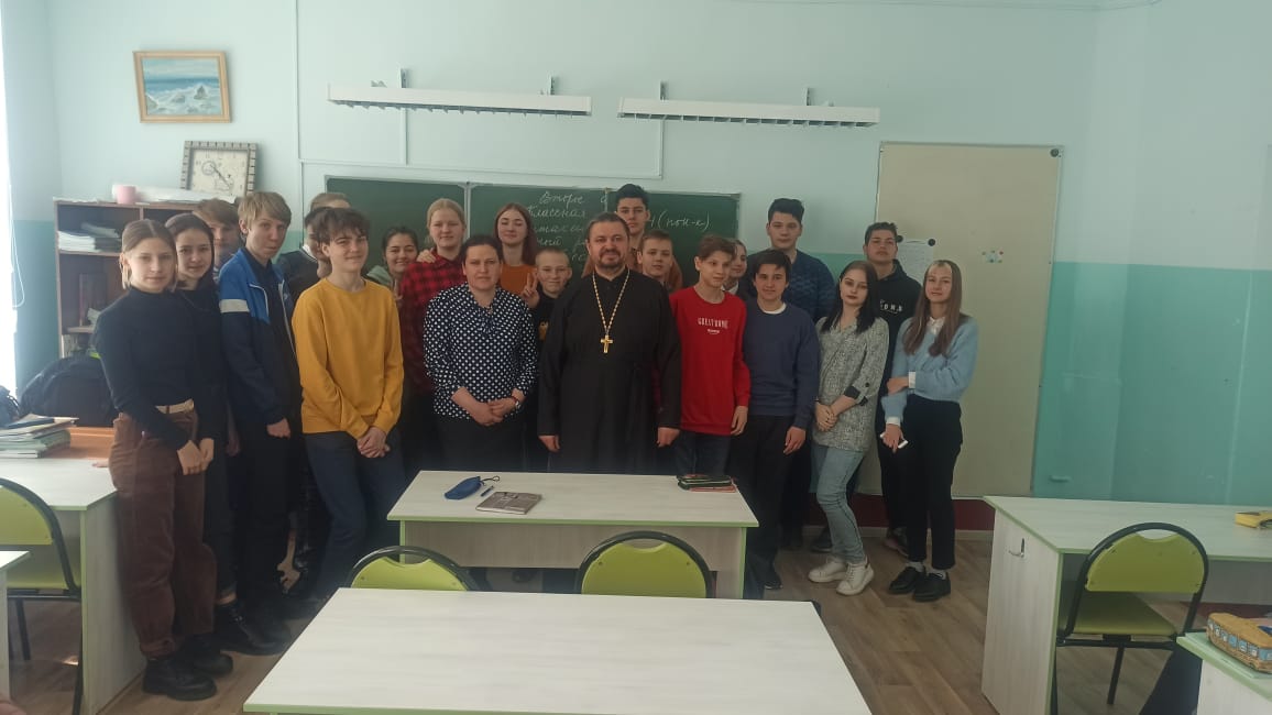 Иерей Виталий Шаркеев провел урок - лекцию для школьников на тему из цикла "Семья и семейные ценности".