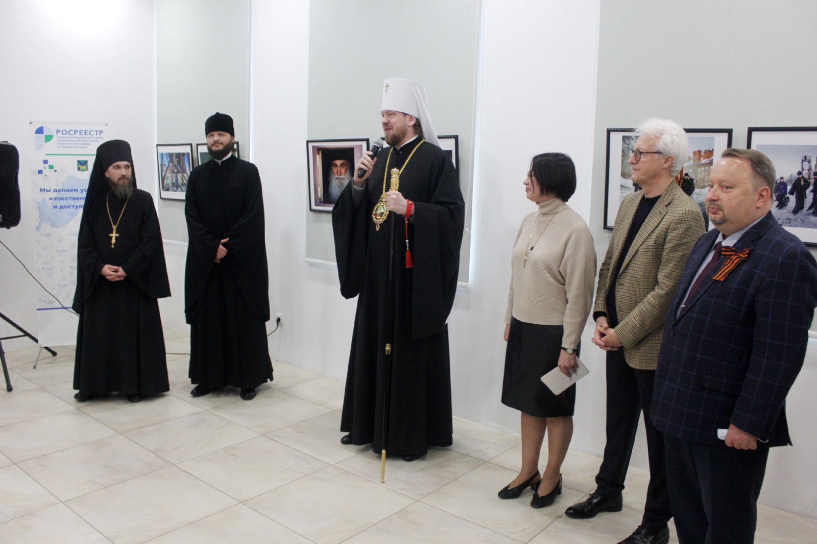 Митрополит Владимир принял участие в торжественном открытии фотовыставки Олега Семёнова «Монашество. Тихоокеанский рубеж»