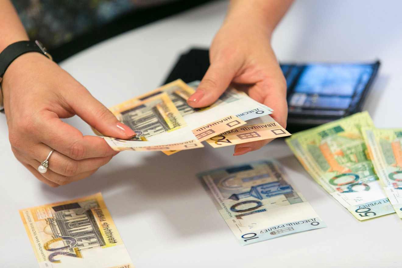 фото белорусских денег в руках