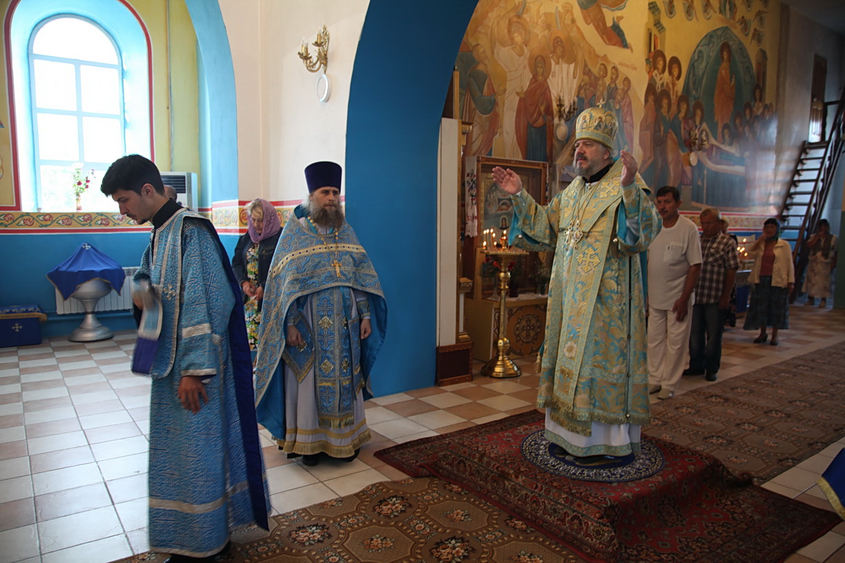 Епископ Николай совершил Божественную литургию в храме в честь Успения Божией Матери с. Владимиро- Александровское.