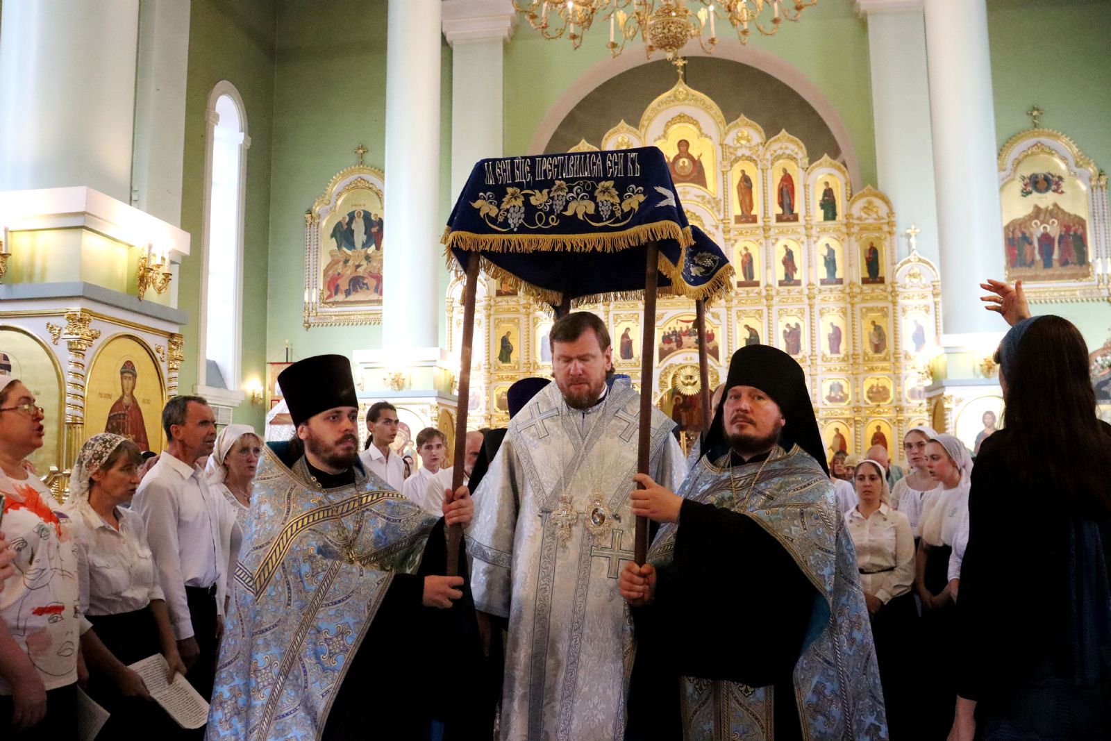 Митрополит Владимир совершил утреню с чином Погребения Пресвятой Богородицы в Покровском соборе