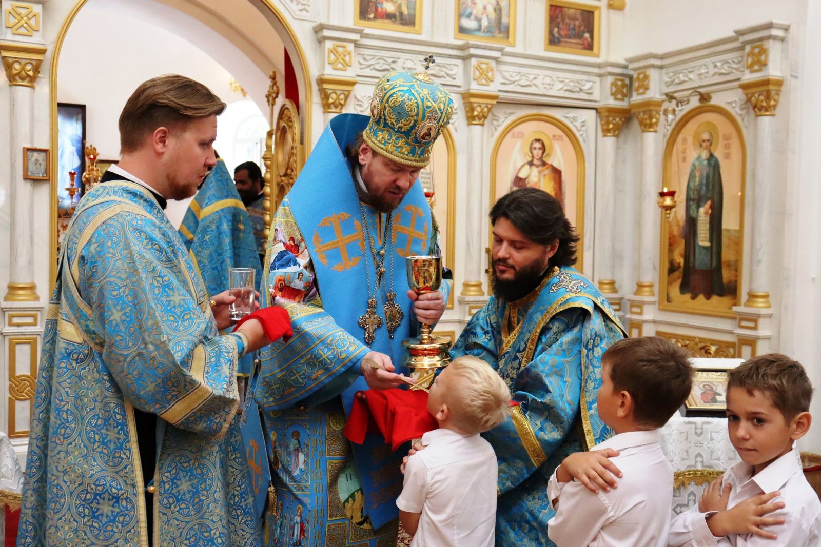 Митрополит Владимир совершил Божественную литургию в Покровском храме