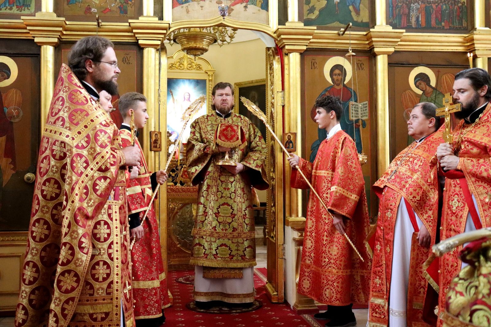 Глава Приморской митрополии совершил литургию в Свято-Никольском кафедральном соборе