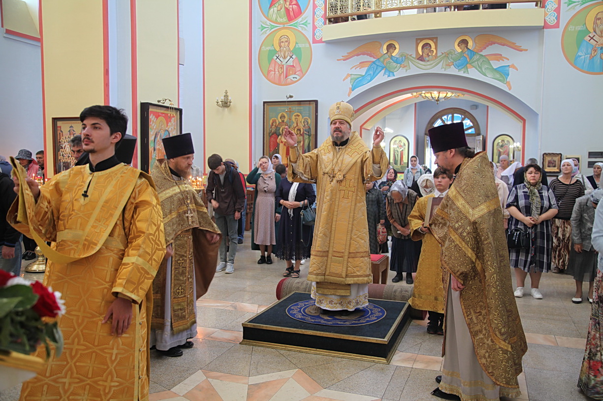 В неделю 12-ю по Пятидесятнице епископ Находкинский и Преображенский Николай совершил Божественную литургию в Казанском Кафедральном соборе г. Находки.