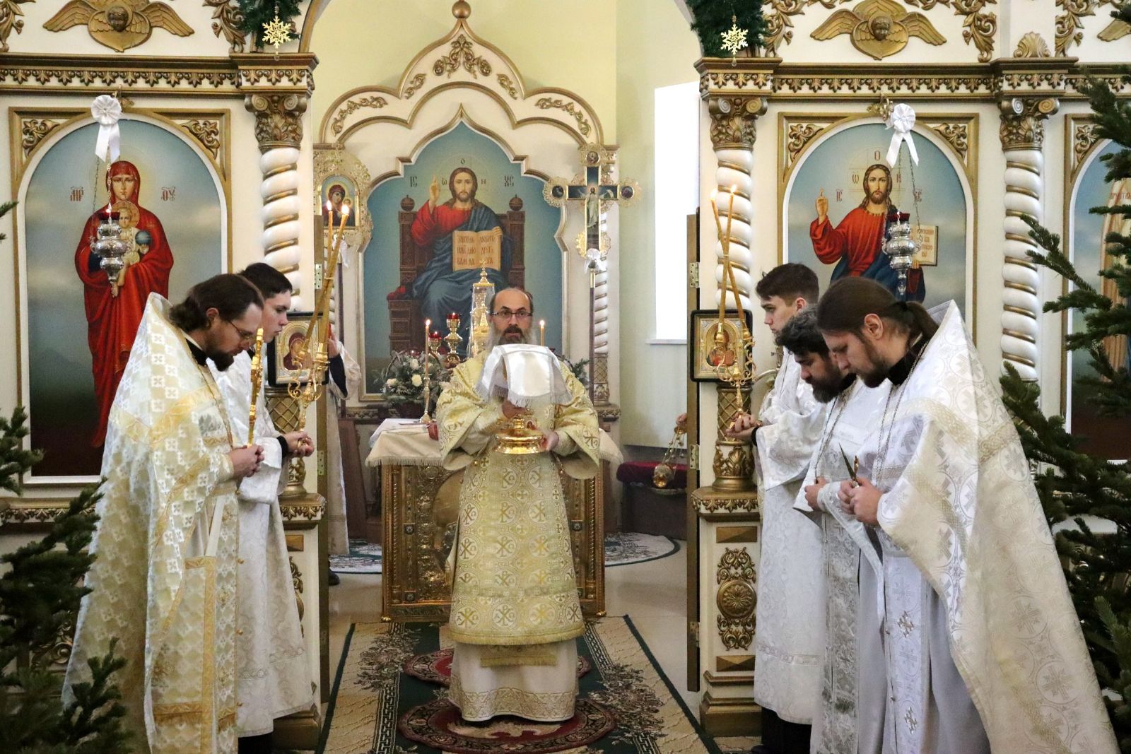 Епископ Уссурийский Иннокентий совершил Божественную литургию в Никольском храме города Уссурийска