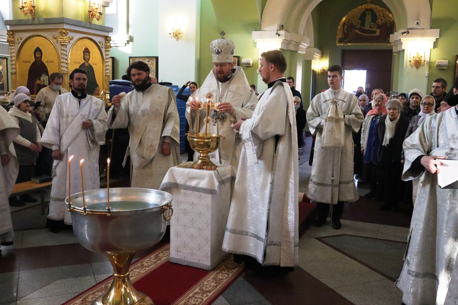 В навечерие Богоявления митрополит Владимир совершил Божественную литургию и чин великого освящения воды