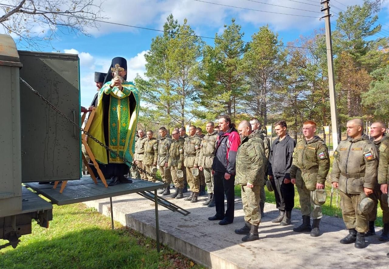 Чин освящения воинской мобильной часовни совершил наместник Свято-Троицкого Николаевского монастыря