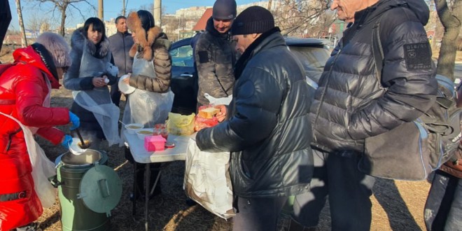 Еще два прихода епархии начали кормить бездомных
