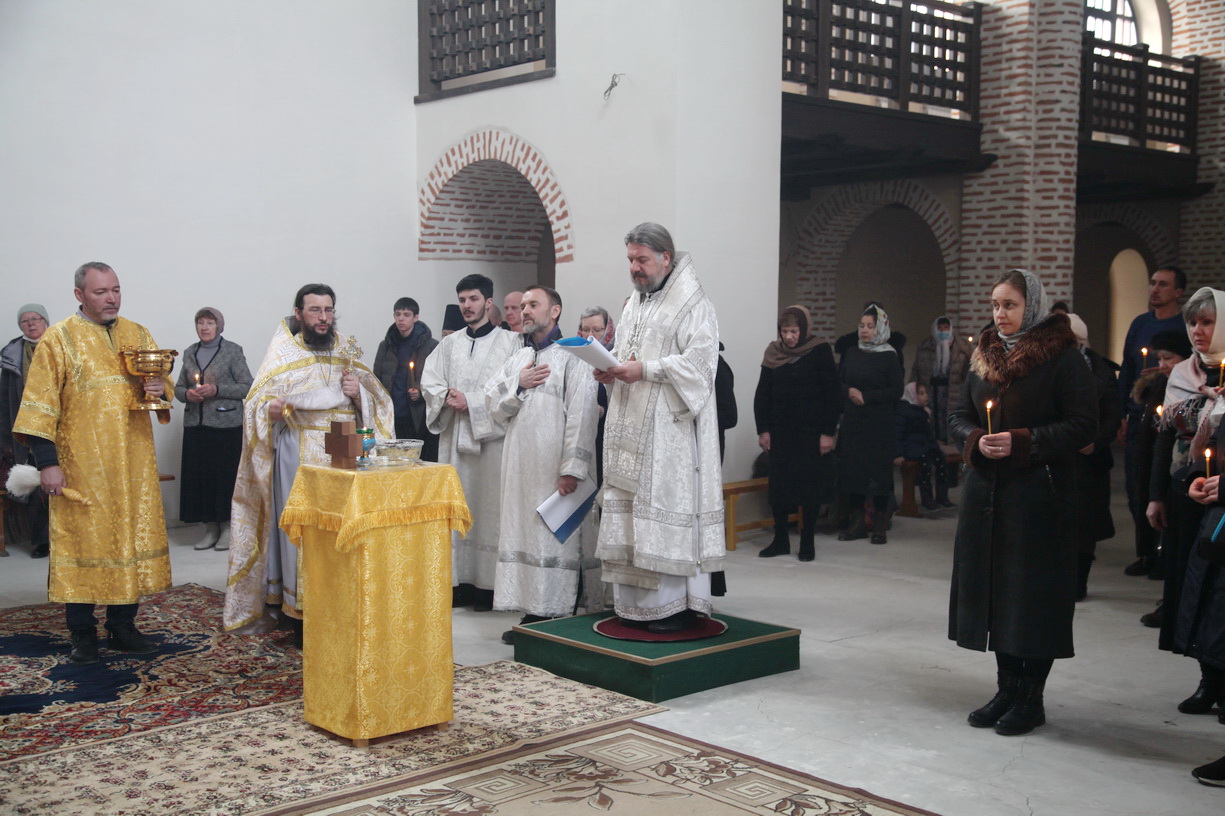 Во Вселенскую родительскую субботу епископ Николай возглавил Божественную литургию в Свято-Максимовском храме г. Находки.