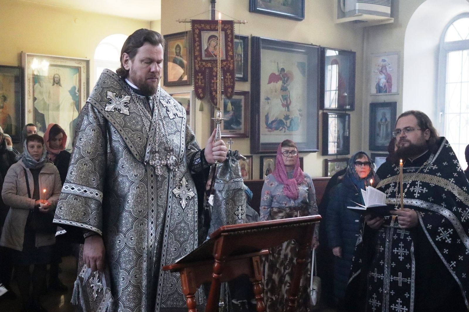 Митрополит Владивостокский и Приморский Владимир совершил чин пассии в Никольском храме