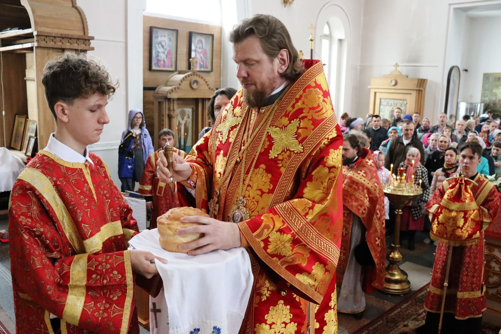 В субботу Светлой седмицы митрополит Владимир совершил литургию в Богоявленском храме