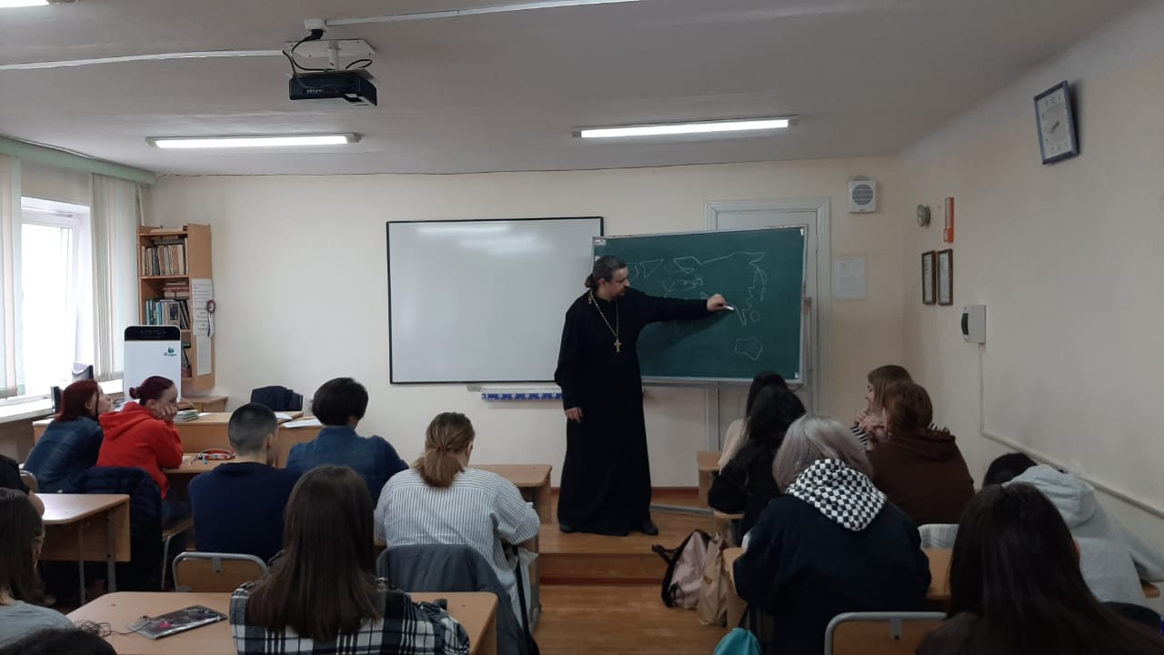 Иерей Виталий Шаркеев провёл урок-лекцию на тему "Взрослый разговор о Мире" для студентов Находкинского гуманитарно-технического колледжа.