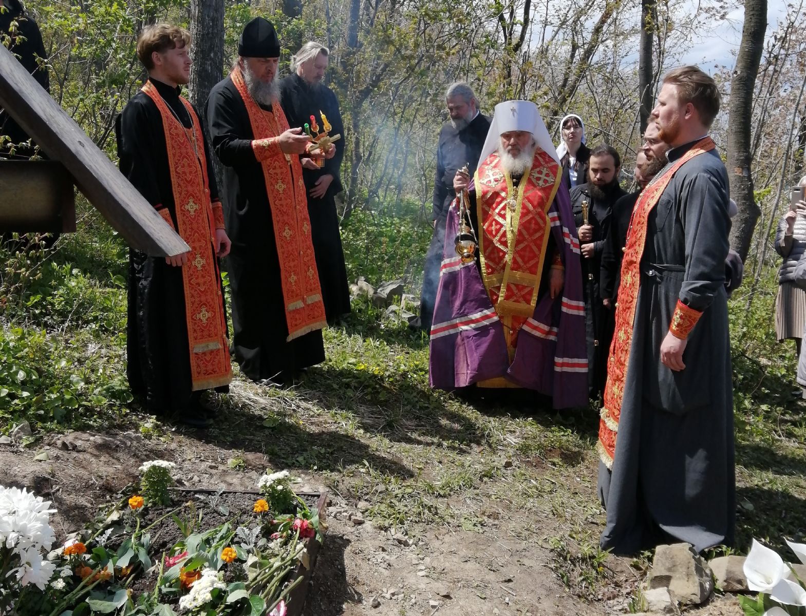 Митрополит Вениамин совершил пасхальную панихиду на могиле протоиерея Виктора Жильцова