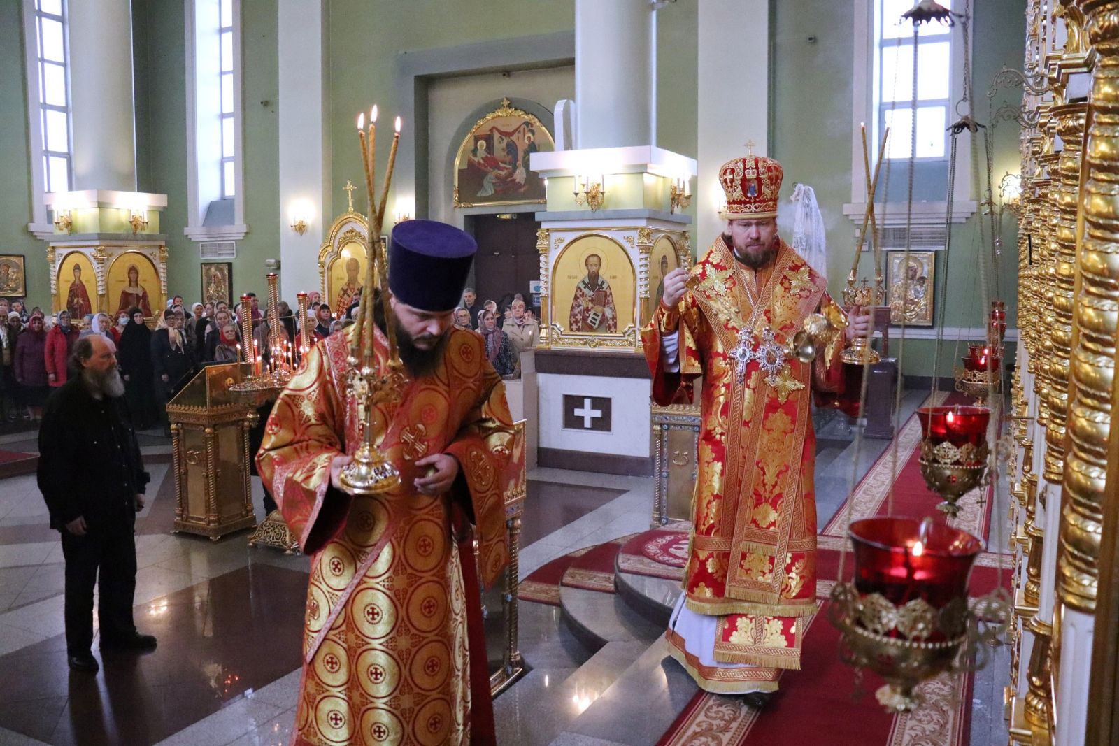 Глава Приморской митрополии совершил Божественную литургию и пасхальное поминовение усопших в Покровском соборе