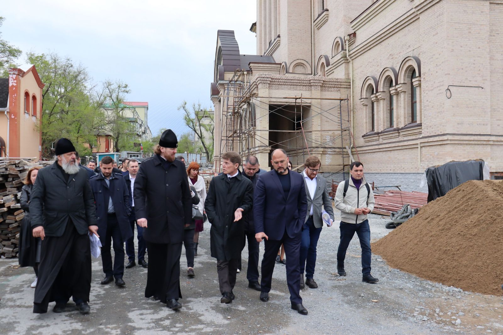 Губернатор Приморского края и глава города Владивостока приняли участие в совещании на строительной площадке главного храма Приморья