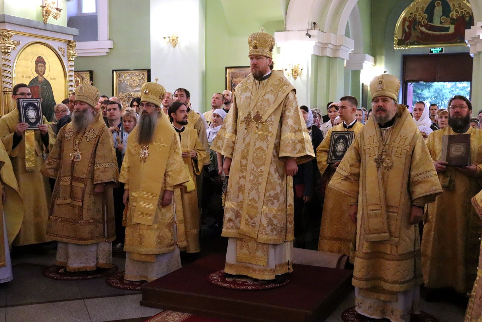 Архипастыри Приморской митрополии совершили Божественную литургию в Покровском соборе