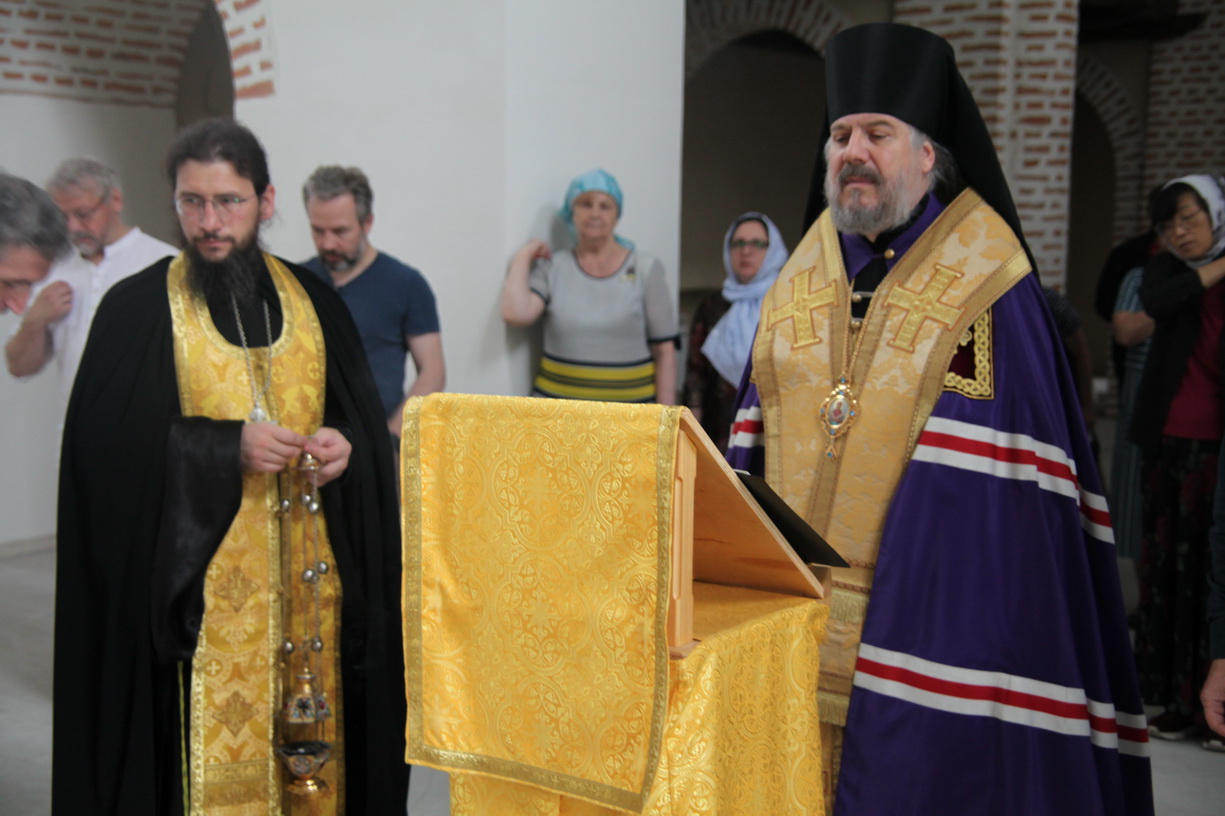 Епископ Николай святил накупольные кресты привратной часовни в честь Иверской иконы Божией Матери.