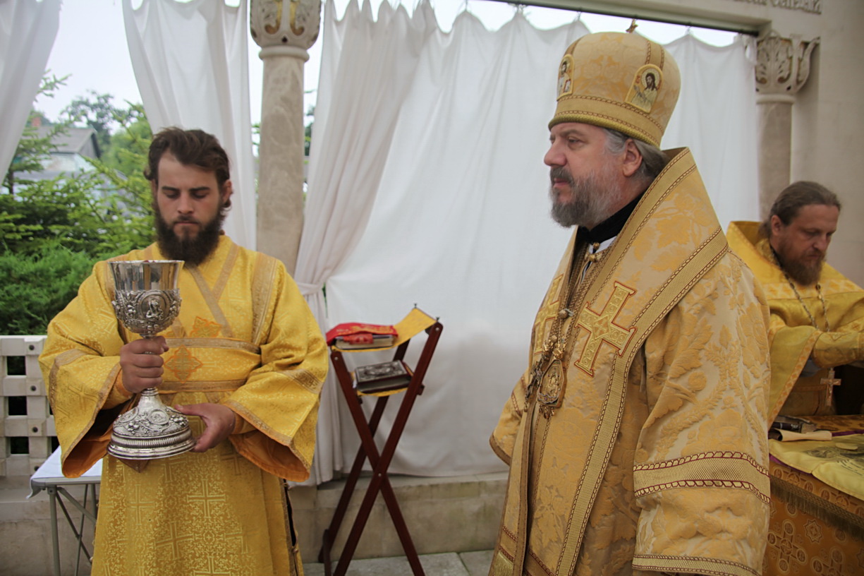 Епископ Николай совершил Божественную литургию в часовне Воскресения Христова на «Новом» кладбище г. Находки.
