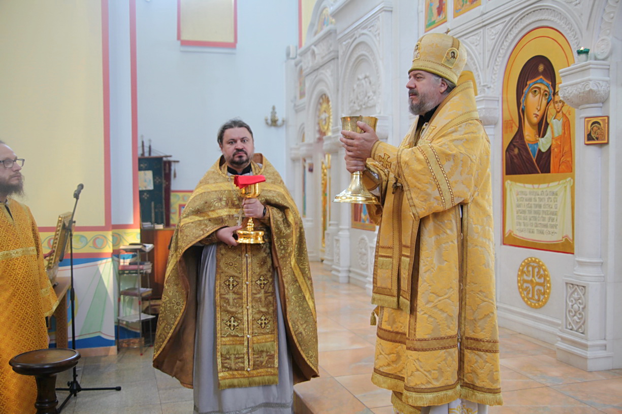 В неделю 3-ю по Пятидесятнице епископ Находкинский и Преображенский Николай совершил Божественную литургию в Казанском Кафедральном соборе г. Находки.