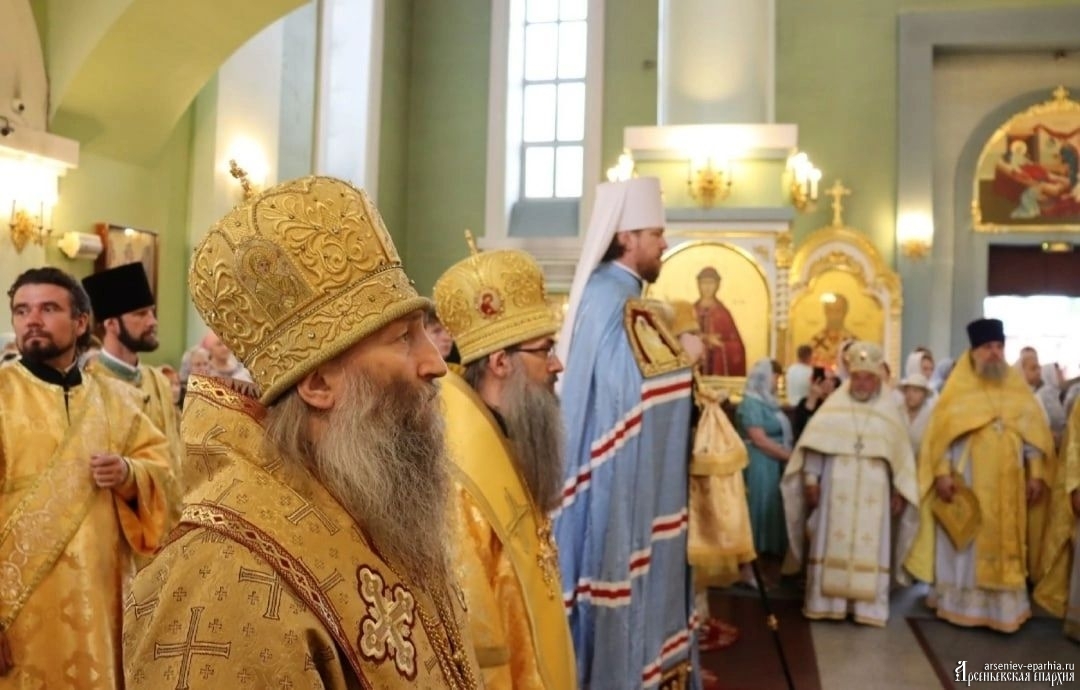Архипастыри Приморской митрополии совершили Божественную литургию в День Крещения Руси в Покровском соборе Владивостока (+Фото)