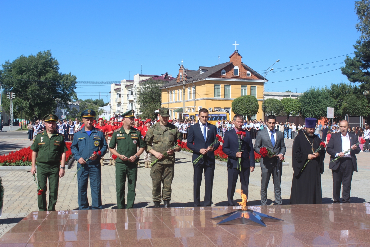 Благочинный принял участие в церемонии возложения цветов, посвященной окончанию Второй Мировой войны