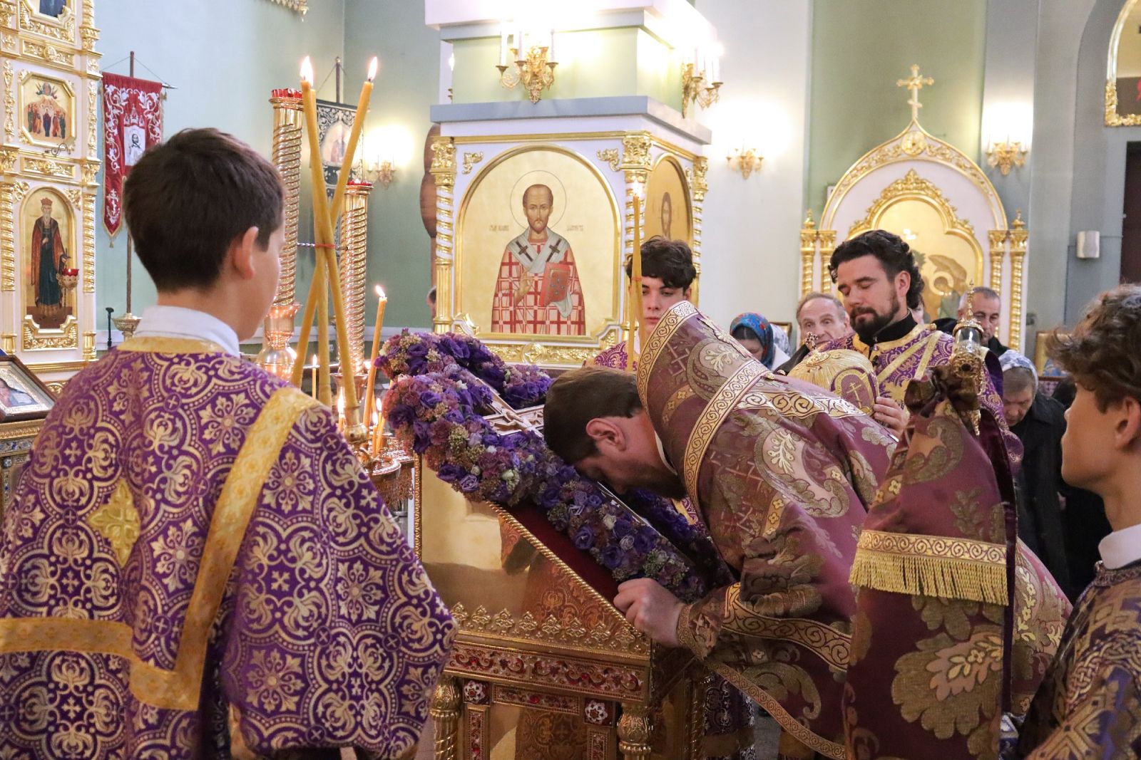 В праздник Воздвижения Креста Господня глава Приморской митрополии совершил Божественную литургию в Покровском соборе