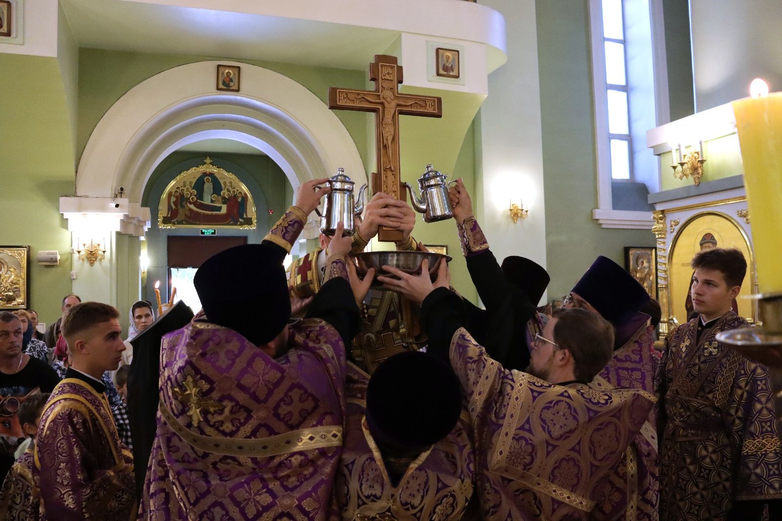 Митрополит Владимир совершил всенощное бдение с чином Воздвижения Креста Господня в Покровском соборе