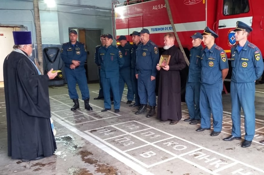 Благочинный благословил личный состав 20-го пожарно-спасательного отряда Спасска-Дальнего