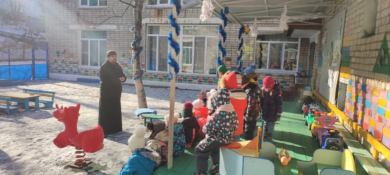 Священник рассказал дошкольникам о событиях Рождества Христова и традициях его празднования.