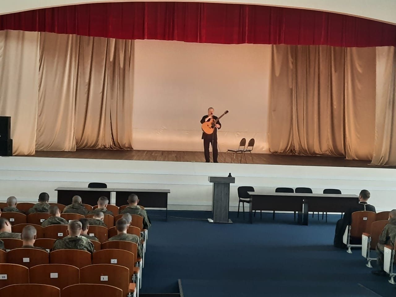 Творческая встреча-концерт Заслуженного артиста России Александра Цуркана состоялась в актовом зале воинской части 155-й бригады морской пехоты
