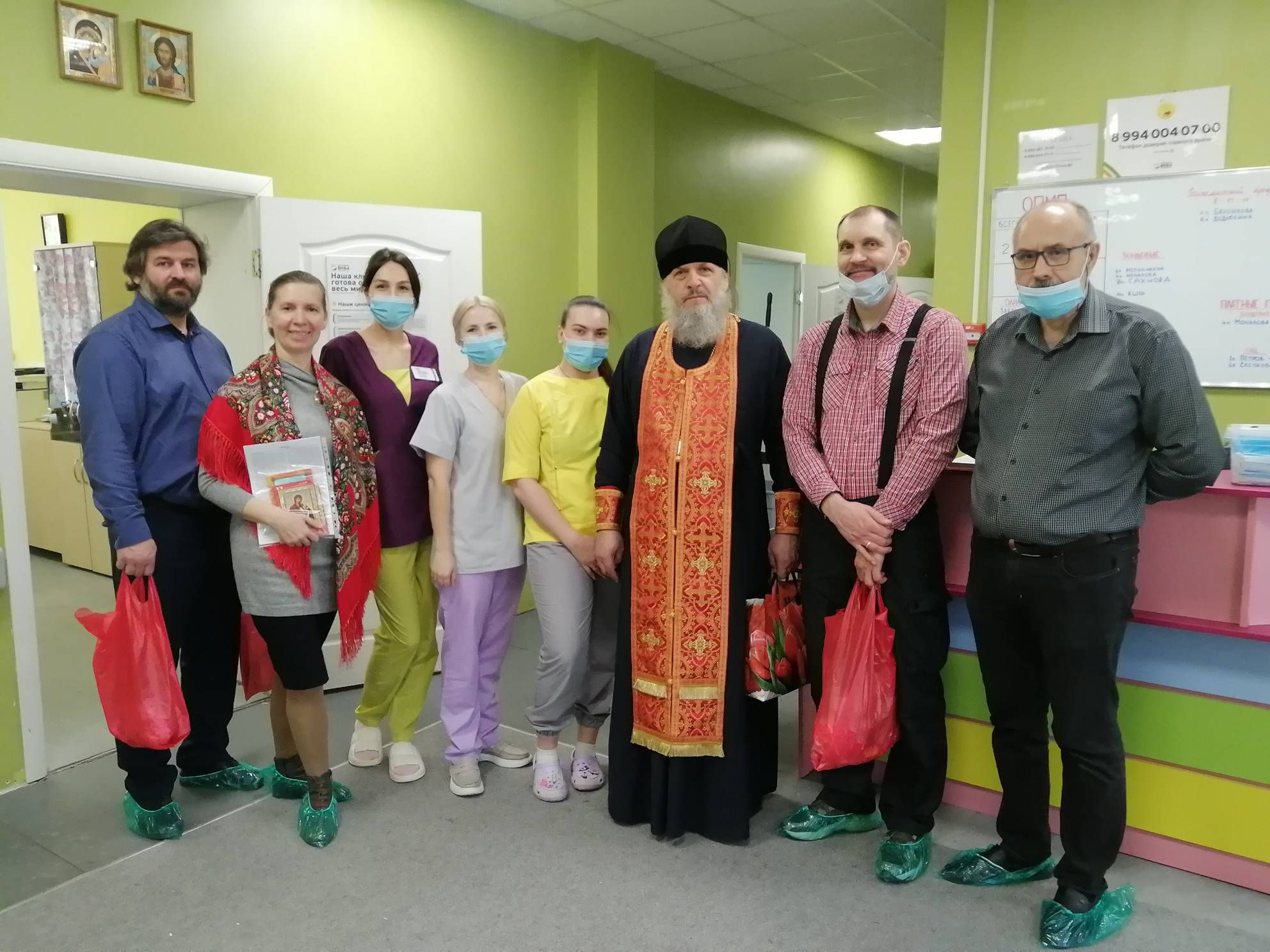 Поздравили пациентов и персонал Дальзаводской больницы со Светлым Христовым Воскресением