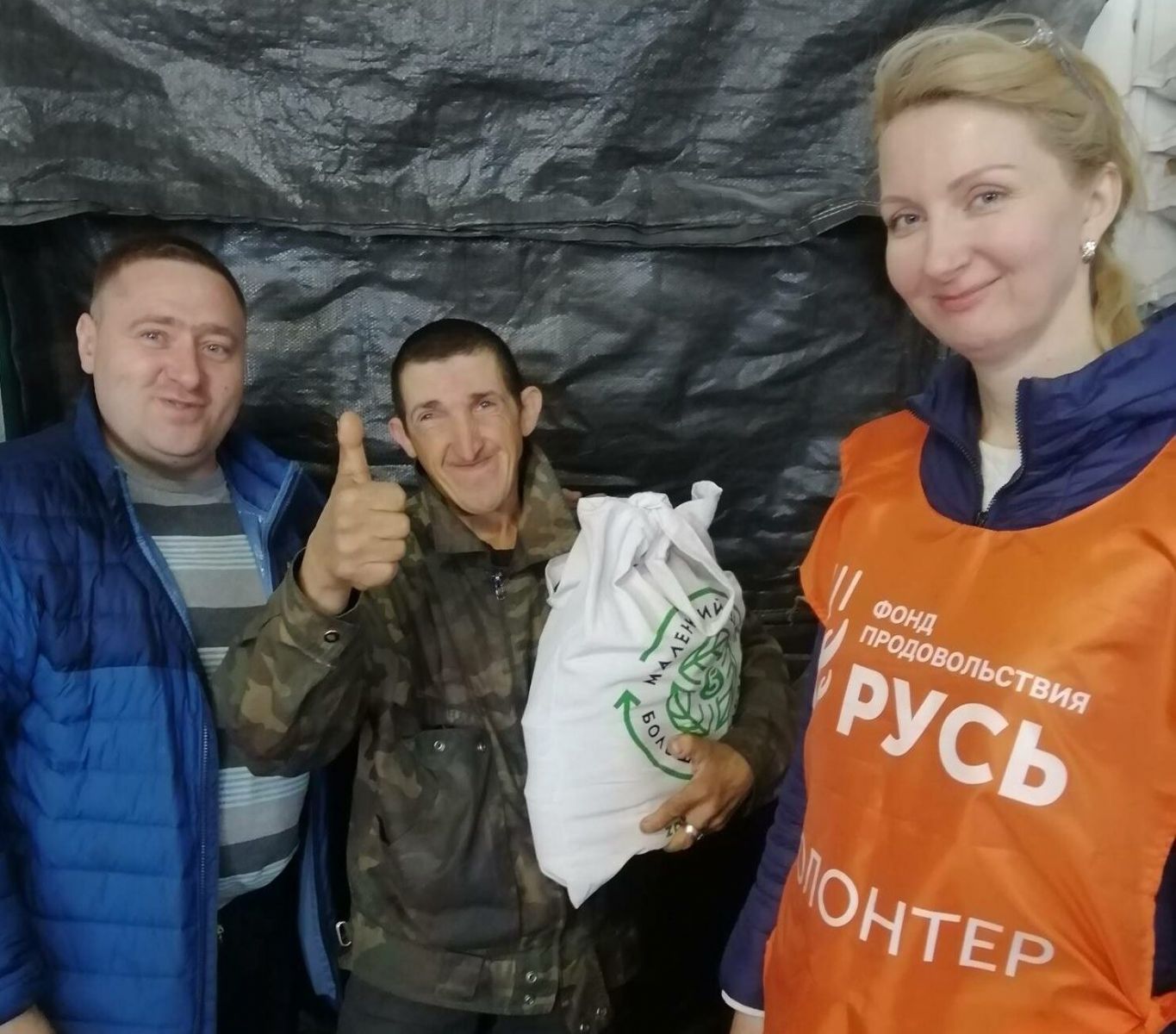 Сотрудники социального отдела Владивостокской епархии развозят продуктовые наборы от сети супермаркетов «Пятерочка» нуждающимся по краю