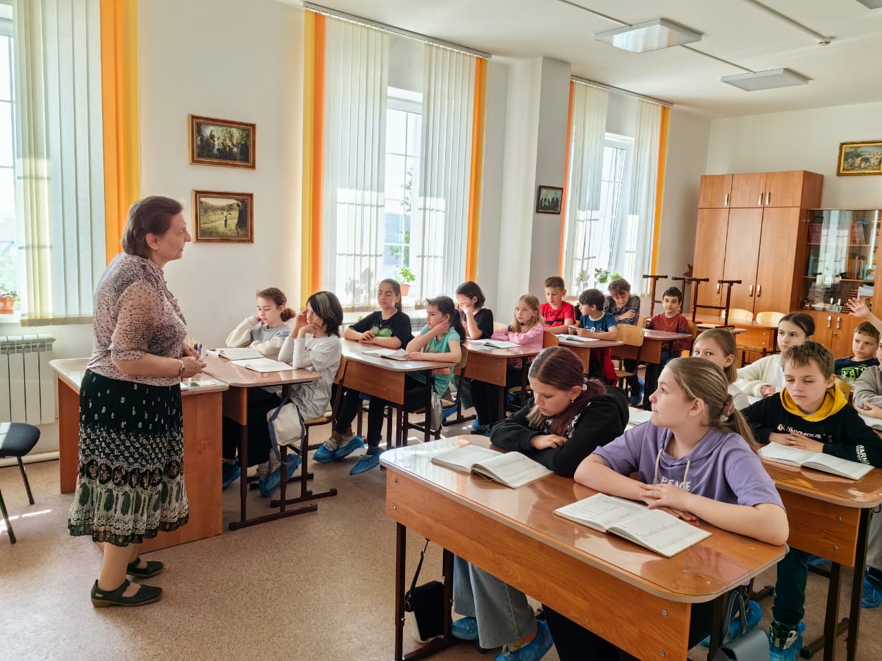 Для учеников 4"в" класса средней школы N10 в классах Воскресной школы провели занятие по теме «24 мая -День славянской письменности и культуры».