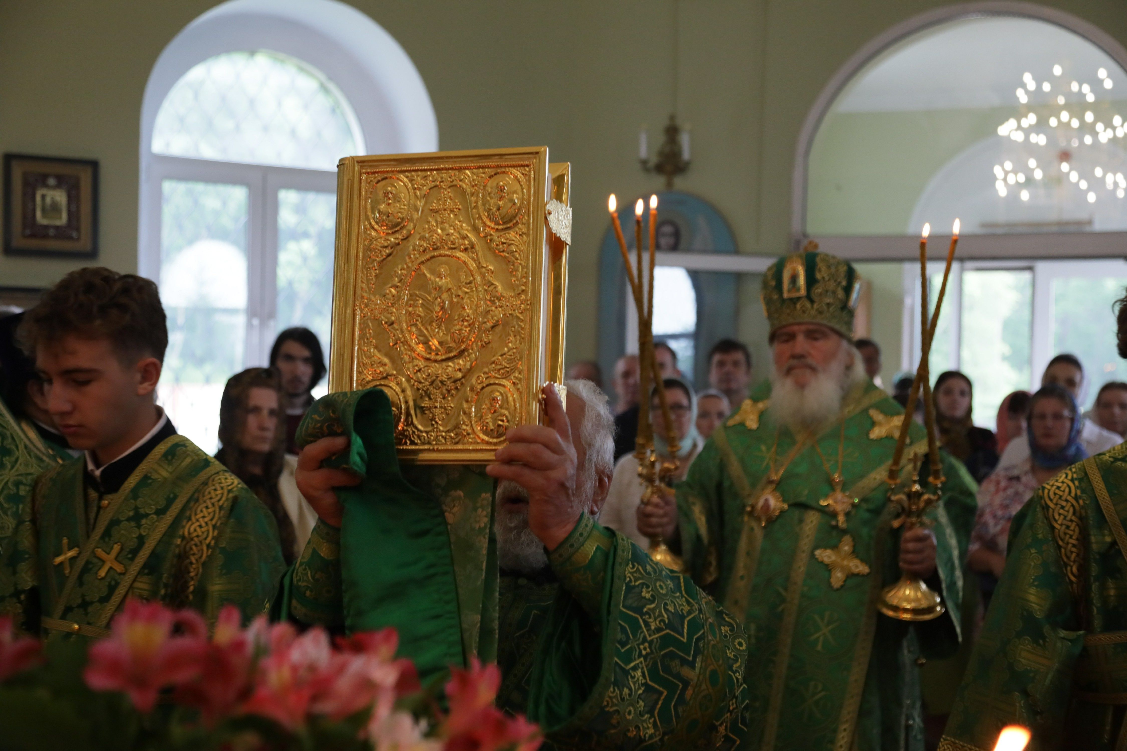 В день престольного праздника храма святого преподобного Тихона Калужского митрополит Вениамин (Пушкарь) совершил Божественную литургию.