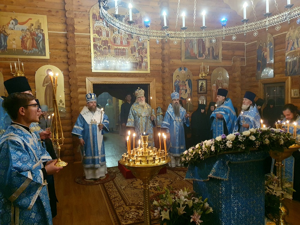 Сонм архиереев совершил всенощное бдение в Богородице-Рождественном монастыре