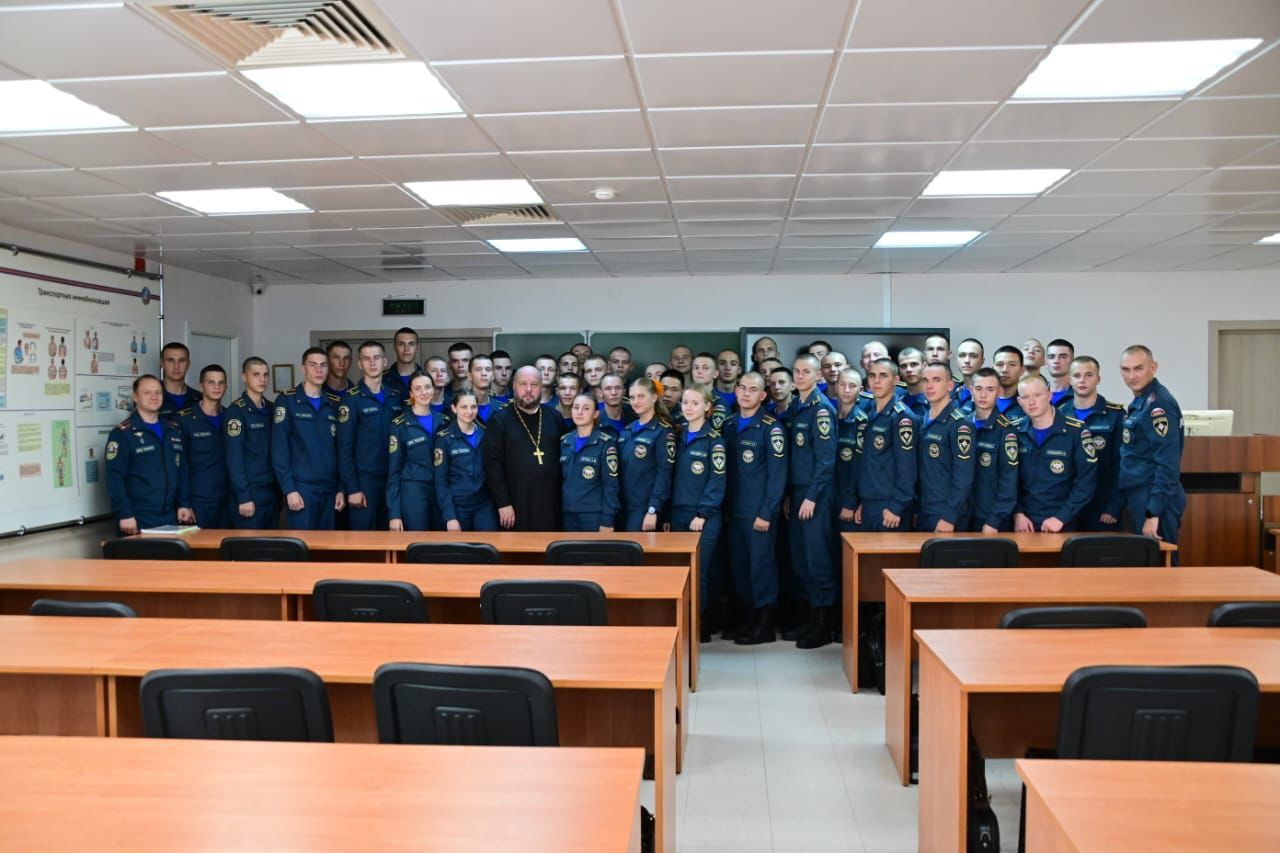Руководитель отдела поговорил о православии и отечественной культуре с курсантами пожарно-спасательной академии МЧС