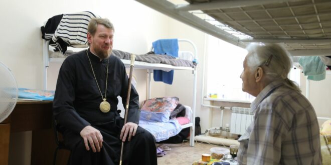 Митрополит Владимир посетил пострадавших от паводков жителей Уссурийска и передал им гуманитарную помощь