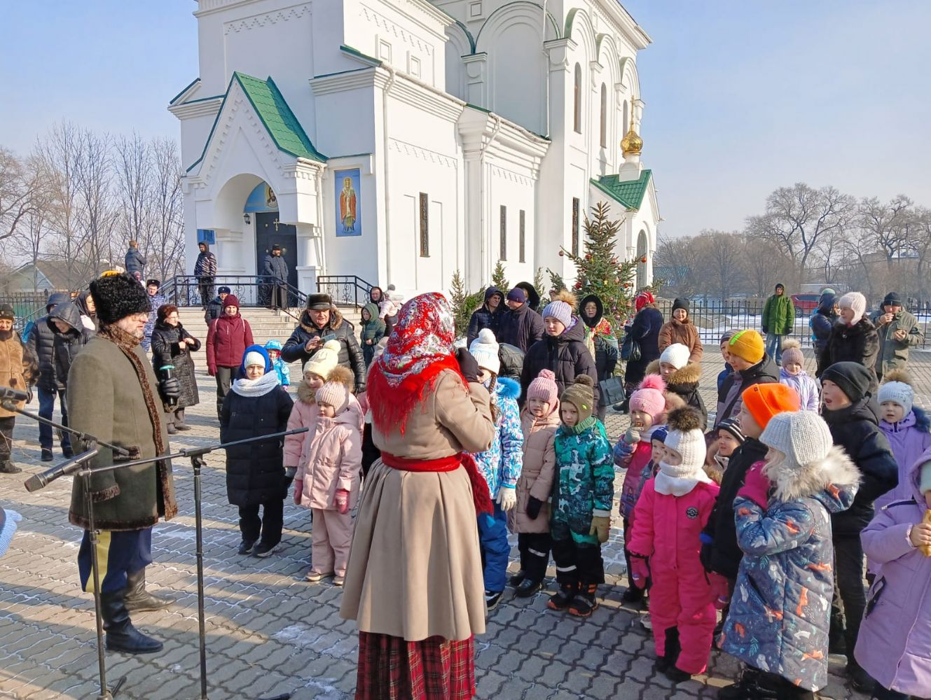 Рождественские гуляния прошли на территории Никольского храм города Уссурийска