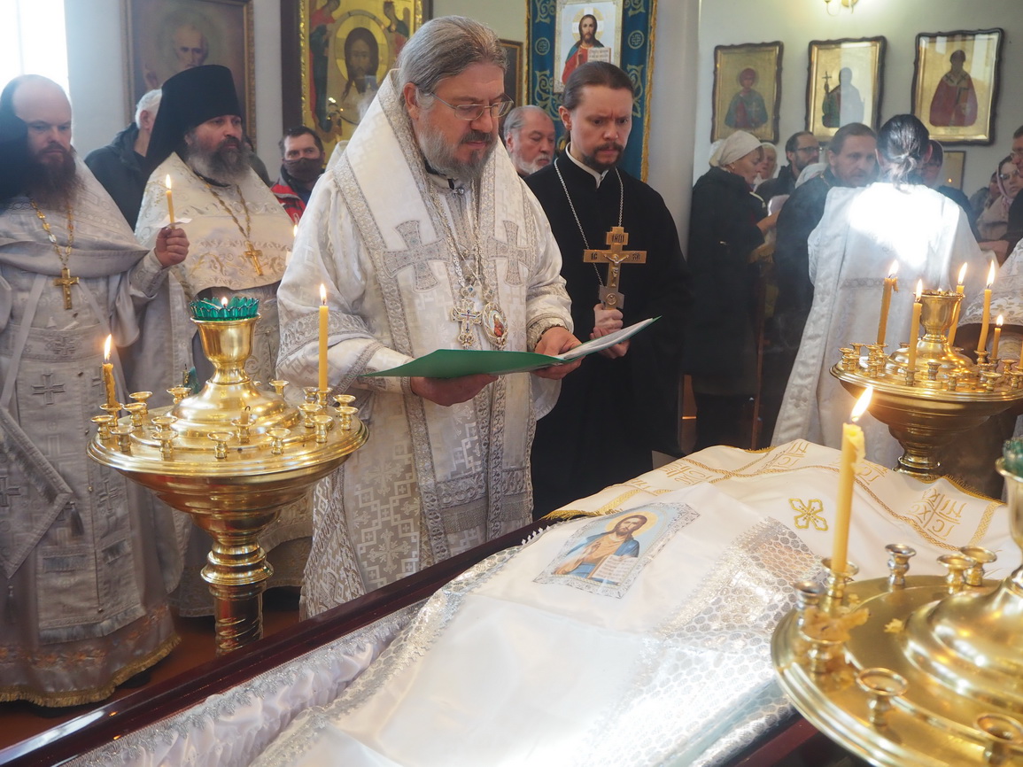 Епископ Николай совершил заупокойную Божественную литургию и возглавил чин отпевания протоиерея Владимира Чибрикова.
